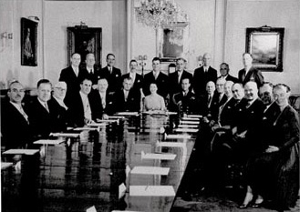 Gabinet Johna Diefenbakera w 1958 r. z krlow Elbiet II. Pani Fairclough daleko po prawej stronie.