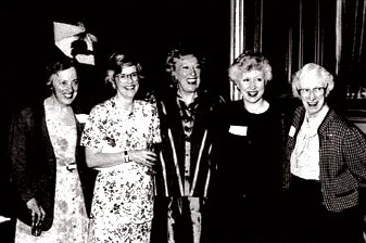 Libby Burnham, Jodi White, Flora MacDonald, Kim Campbell,
Ellen Fairclough. Na tym zdjciu stoj obok siebie trzy kobiety penice funkcj szefowej rzdu Kanady: Flora MacDonald (p.o. premiera w okresie 1987-1988), Kim Campbell (premier Kanady w 1993 r.) oraz Ellen Fairclough (p.o. premiera w 1958 r.)