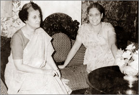 Dwie przyjaciki: premier Sri Lanki Sirimavo Bandaranaike i premier Indii Indira Gandhi