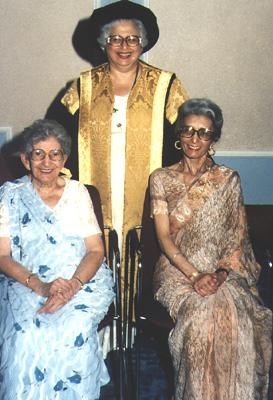 Frene Ginwala wraz z matk Banoo oraz siostr Korshed Ginwala - ambasadorem RPA we Woszech