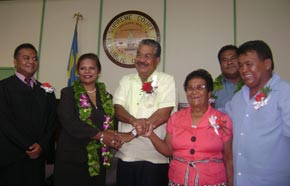 Maria Gates-Meltel z matk Tongko i prezydentem Palau podczas zaprzysienia na gubernatora