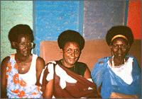Od prawej: matka Louise, ciotka i przyjacika. Wszystkie zostay zamordowane w 1994 r.