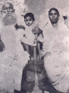 Hasina z dziadkami w 1948 r.