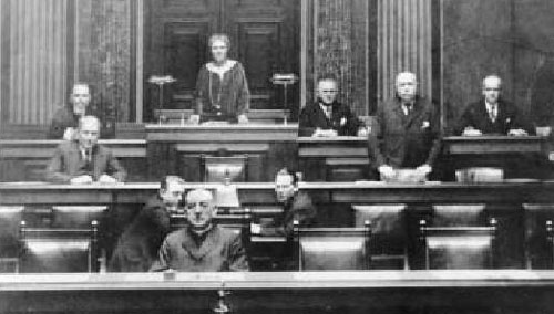 Olga Rudel-Zeynek podczas swej mowy inauguracyjnej z 20.XII.1927 r. w sali posiedze Bundesratu (Rady Zwizkowej) - obok niej znajduj si jej zastpcy: po lewej stronie dr Karl Gottfried Hugelmann (CSP), a po prawej - Georg Emmerling (SdP). Na pierwszym planie kanclerz, dr Ignaz Seipel.